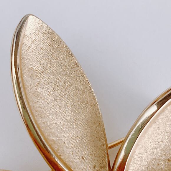 Signed Trifari Mid Century Gold Tone Floral Brooch Retro 1960s Costume Jewelry - Picture 12 of 12